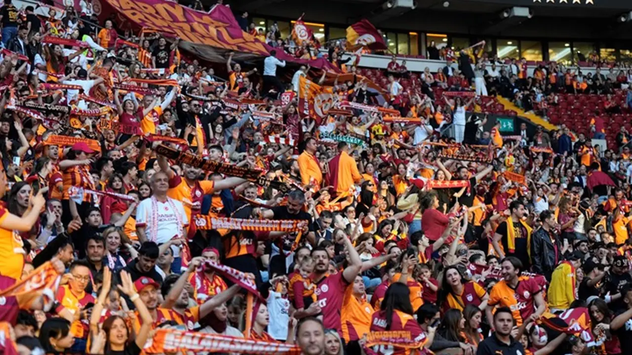 2025-2026 Süper Lig Şampiyonu Galatasaray Kupasını Evinde Kaldırdı 