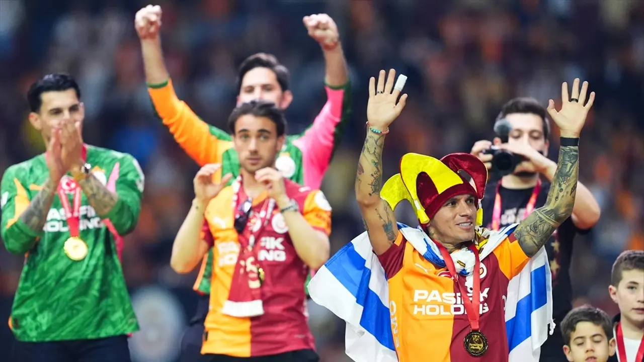Lucas Torreira Kutlamada Gözyaşlarını Tutamadı