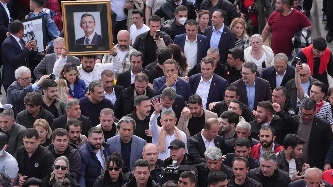 Kılıçdaroğlu Ekibi CHP Genel Merkezi'ne Polisle Girdi