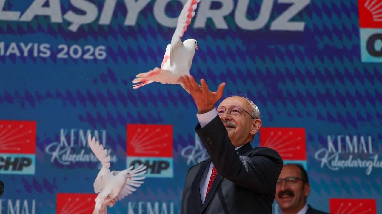 Kemal Kılıçdaroğlu konuşmasını bitirdikten sonra gökyüzüne güvercin saldı.