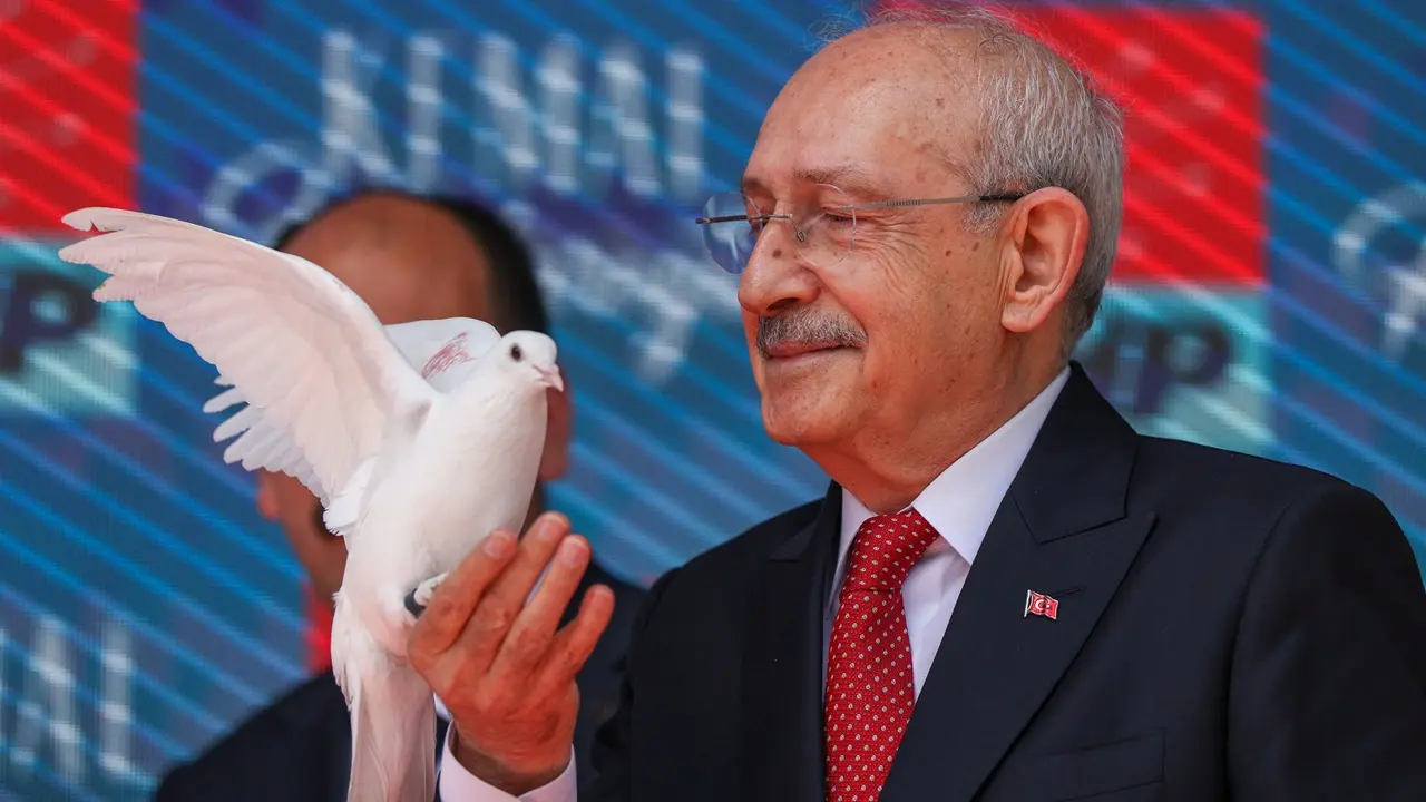 Kemal Kılıçdaroğlu konuşmasını bitirdikten sonra gökyüzüne güvercin saldı