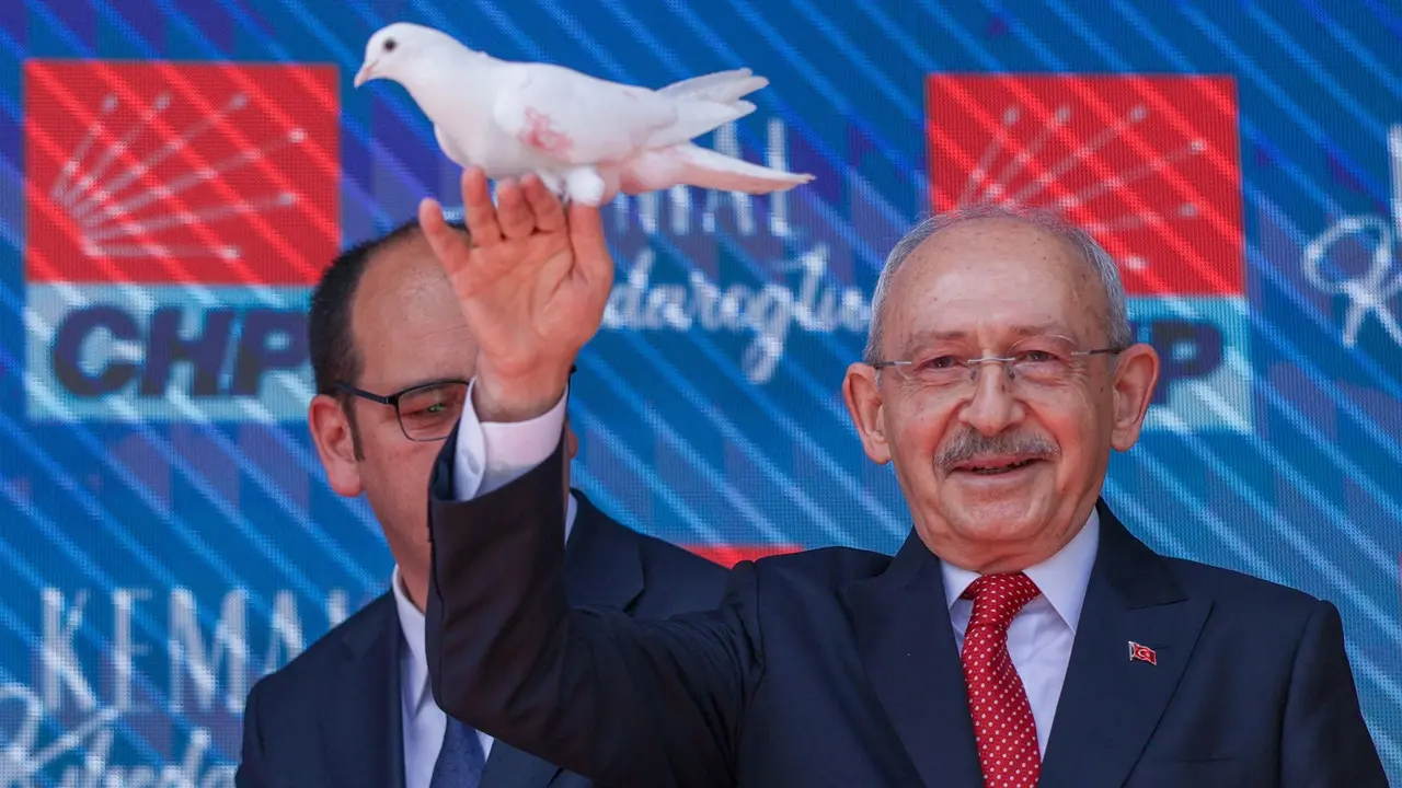 Kemal Kılıçdaroğlu konuşmasını bitirdikten sonra gökyüzüne güvercin saldı