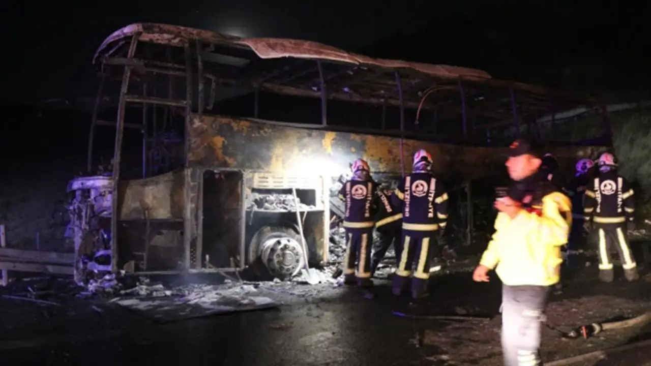 Denizli'de Trafik Kazasında Yolcu Otobüsü Yandı: 1'i Bebek 8 Kişi Öldü