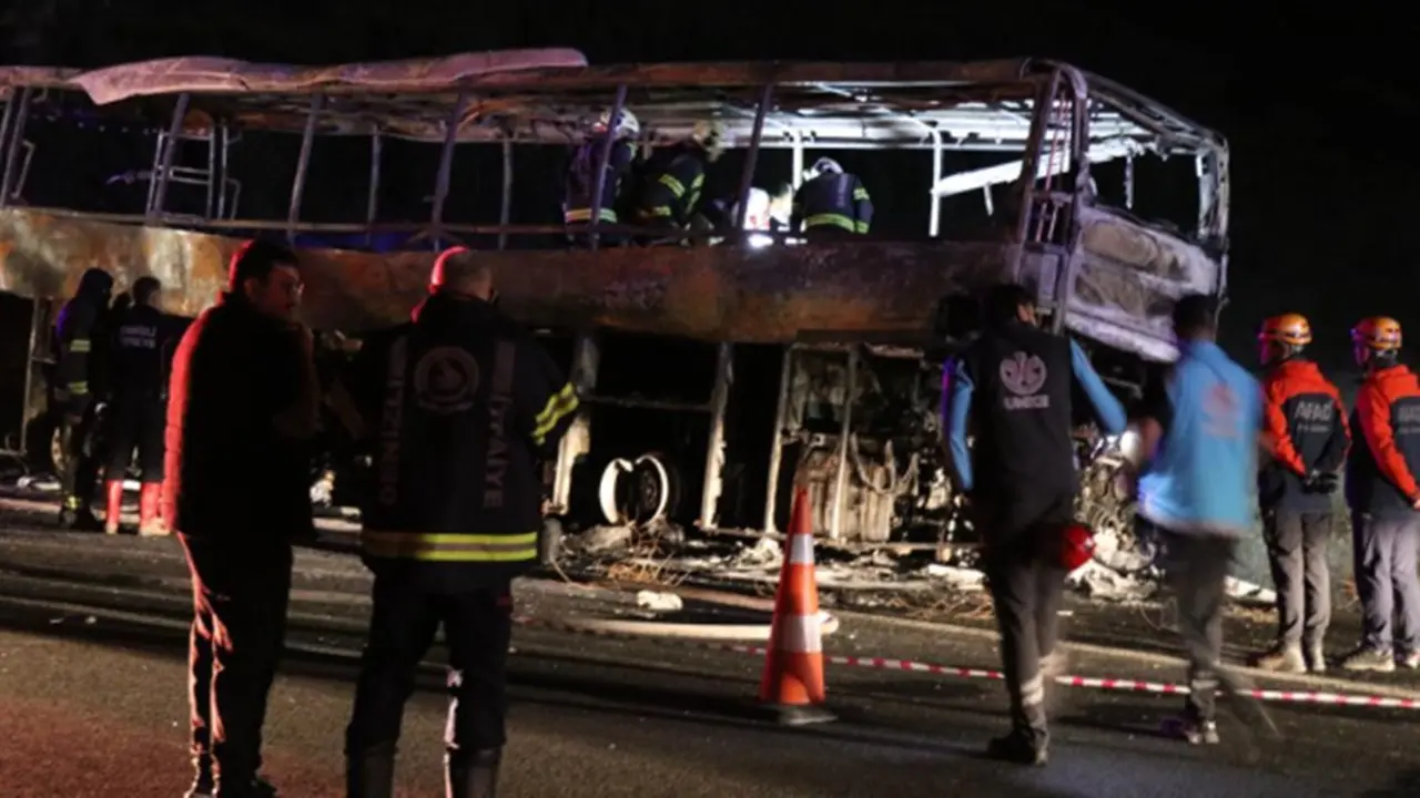 Denizli'de Trafik Kazasında Yolcu Otobüsü Yandı: 1'i Bebek 8 Kişi Öldü