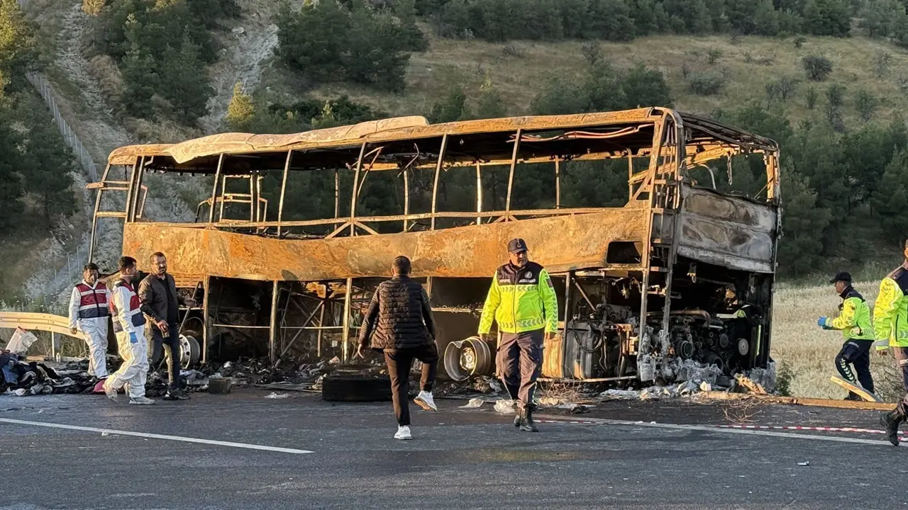 Denizli'de Trafik Kazasında Yolcu Otobüsü Yandı: 1'i Bebek 8 Kişi Öldü