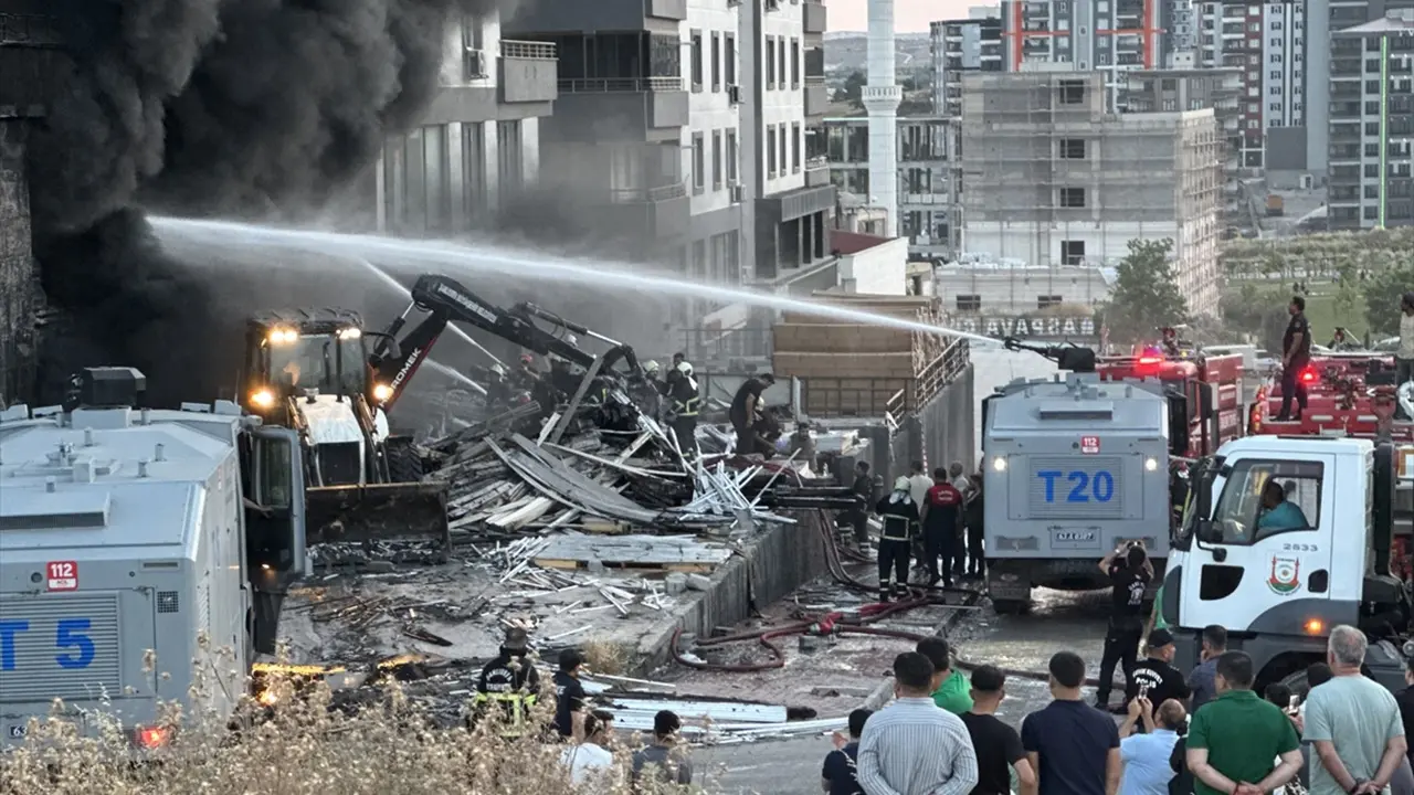 Şanlıurfa Karaköprü'de 10 Katlı Binada Yangın Ekipler Seferber Oldu