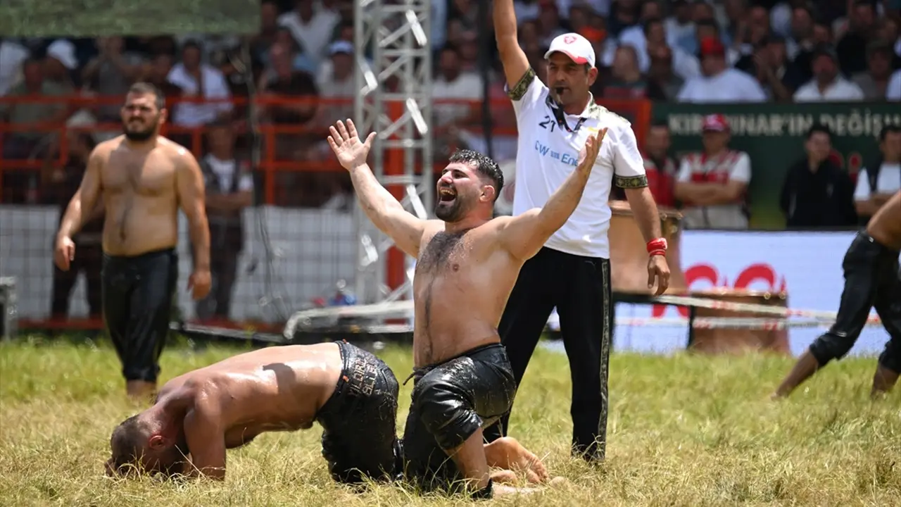 Başpehlivan Erkan Taş, rakibi Ali Gürbüz'ü yenerek yarı finale yükseldi.