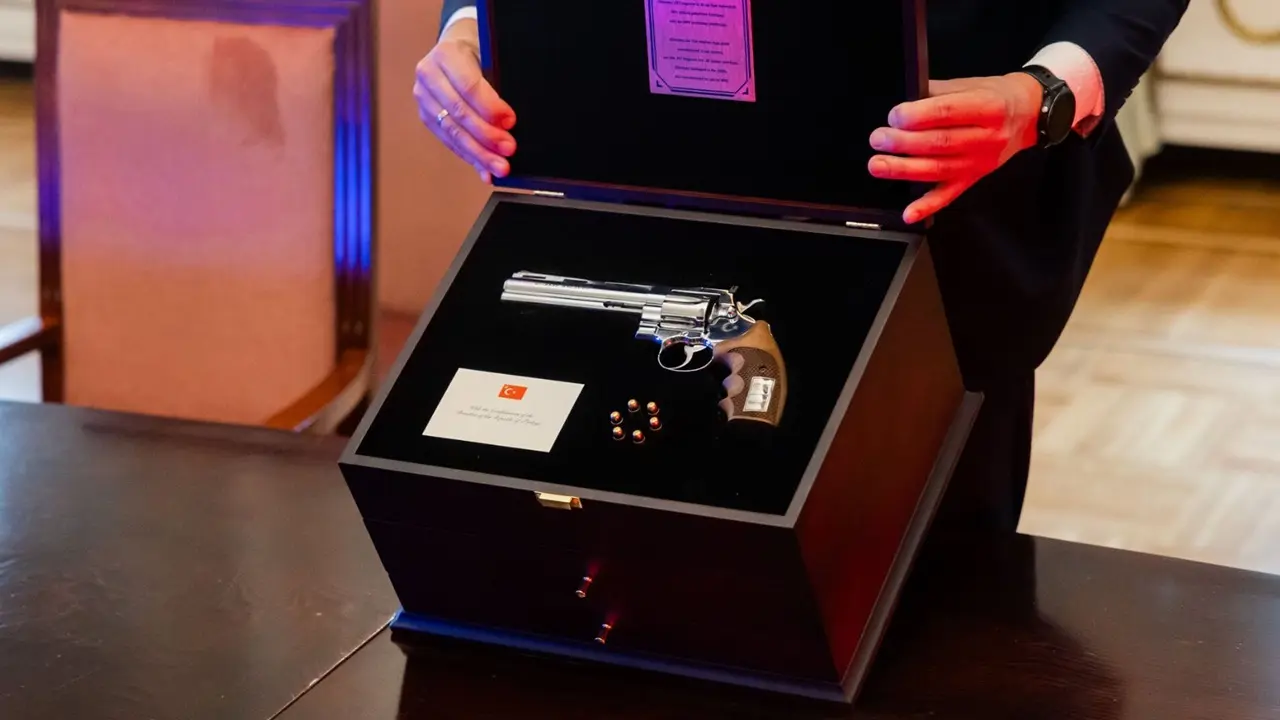 Erdoğan Liderlere Revolver Tipi Gümüşay Tabanca Hediye Etti