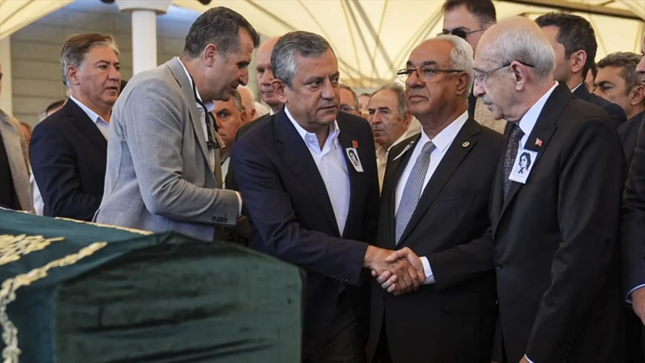 Baykal'ın Eşi Olcay Baykal Toprağa Verildi
