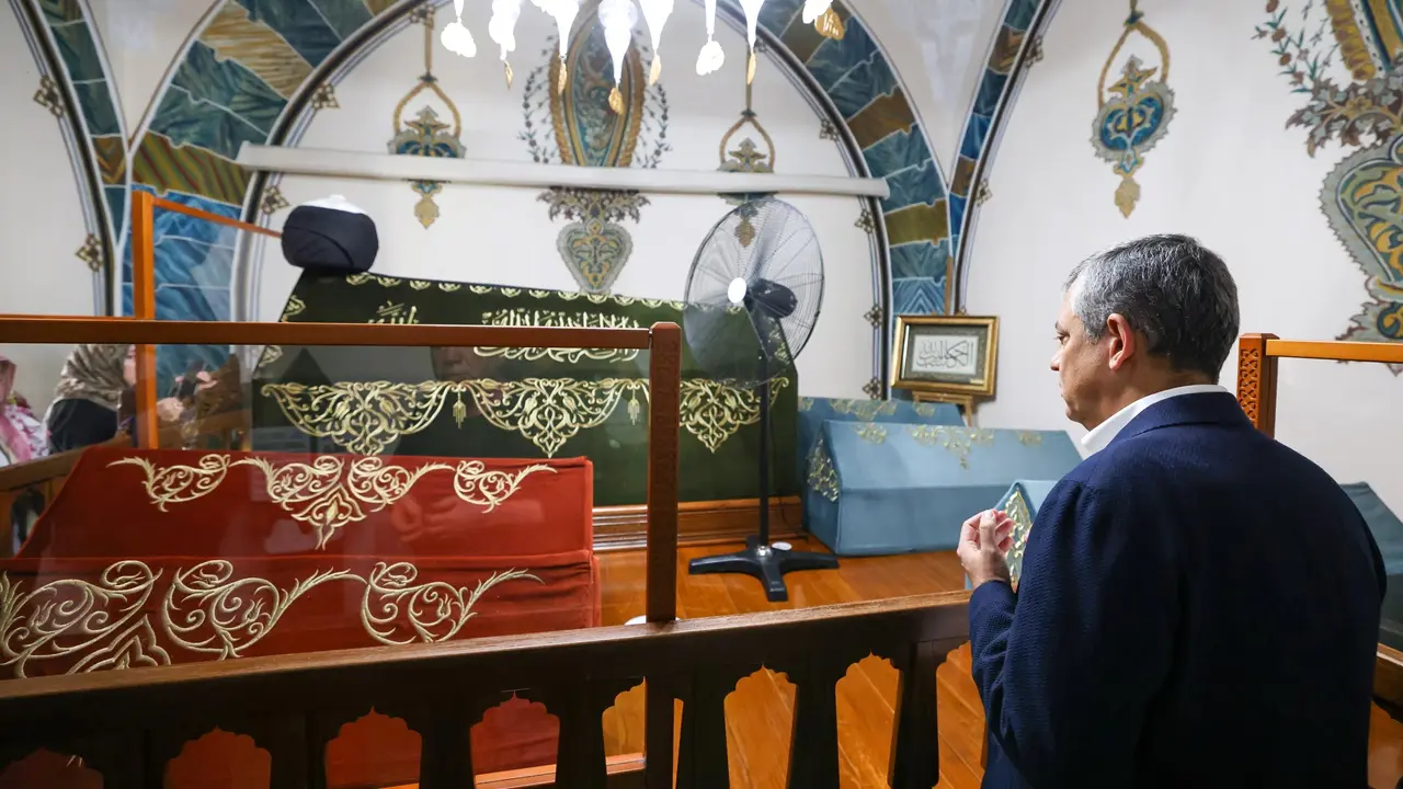 Özgür Özel Hacı Bayram Veli Camii’nde Yeni Parti'nin Kuruluşunu Duyurdu Allah’ın İzni, Milletin Takdiriyle İktidarı Kuracağız