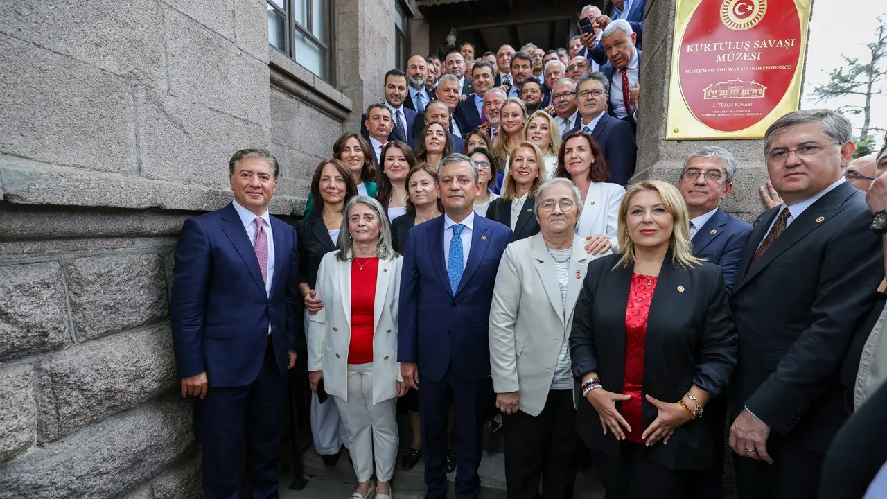 Özgür Özel ve Yeni Parti Kurucuları Birinci Meclis'e Yürüdü