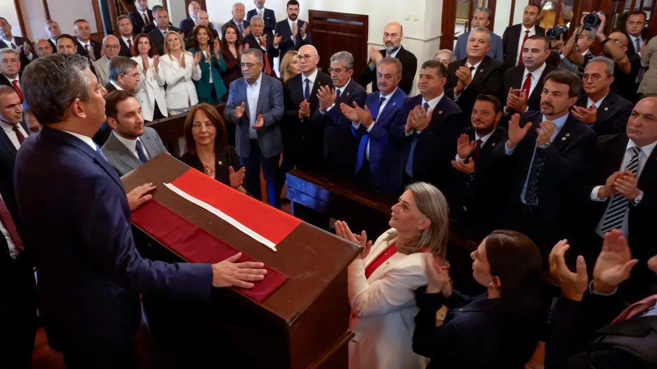 Özgür Özel ve Yeni Parti Kurucuları Birinci Meclis'e Yürüdü