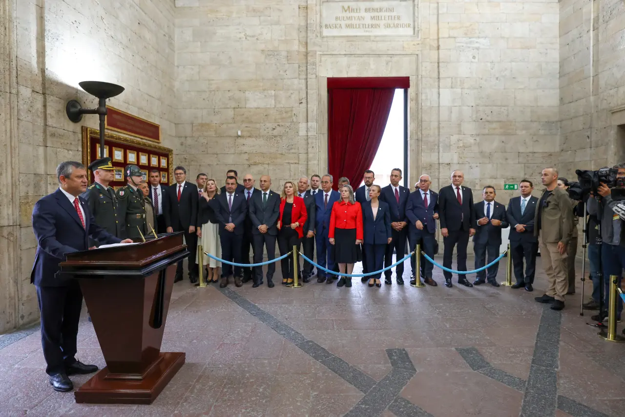 Özgür Özel Yeni Parti Kurmaylarıyla Anıtkabir'i Ziyaret Etti