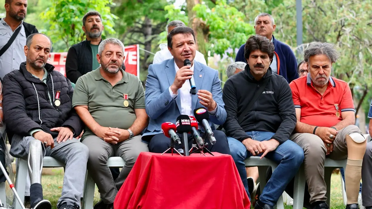 Mahmut Arıkan'dan Eylemdeki Şehit Aileleri ve Gazilere Destek