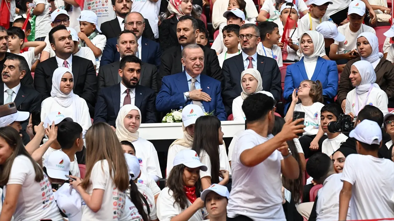 Cumhurbaşkanı Erdoğan'dan TÜGVA Yaz Okulları Finalinde Mesaj Gençleri Yedirmeyiz