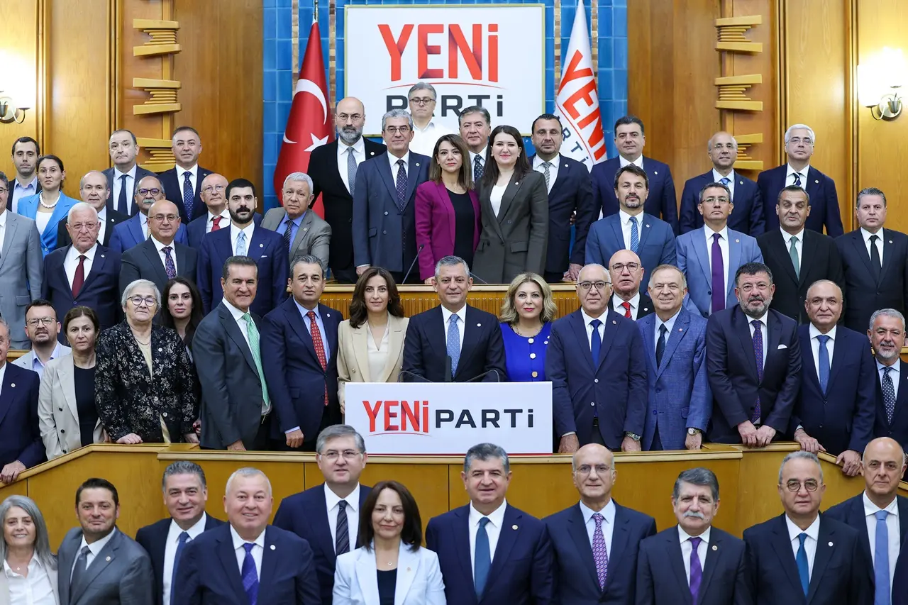 Yeni Partili Vekillerden Özgür Özel'e Destek