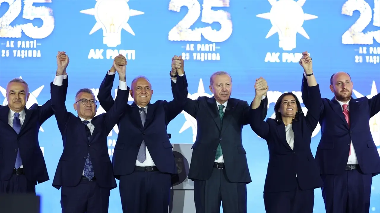 7 belediye başkanı ve 3 milletvekili AK Parti'ye katıldı