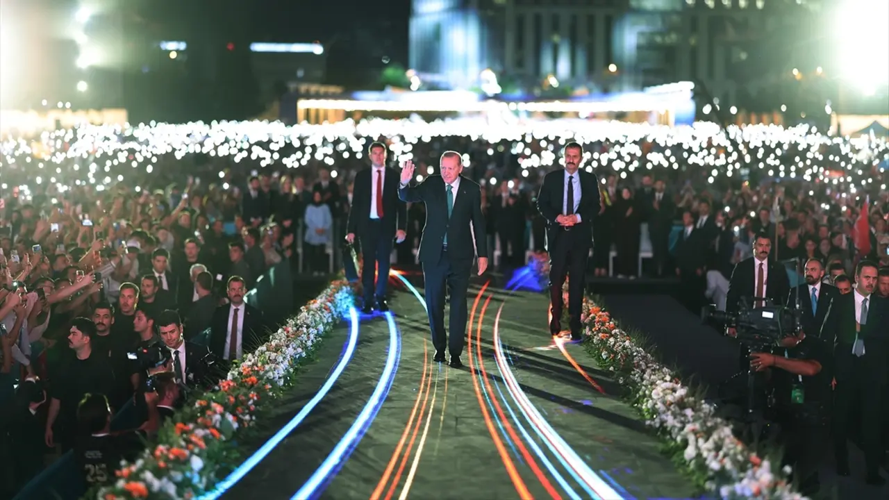 Beraber yürüdük biz bu yollarda