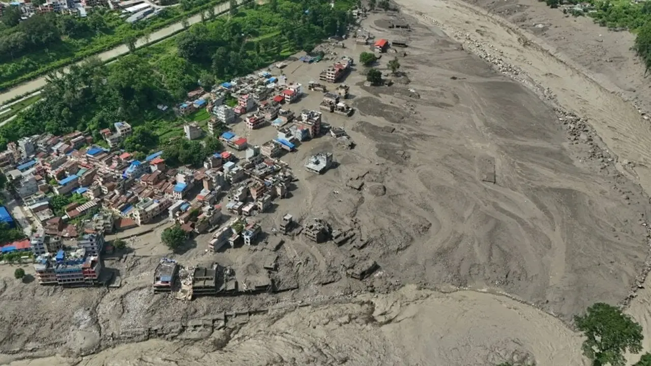 Nepal'de Sel Felaketi: Saniyeler İçinde Dev Dalgalar Bir Bölgeyi Yuttu 